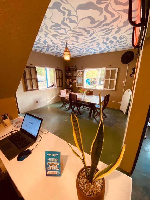 TV a/nebo společenská místnost v ubytování Adios Amigos Hostel