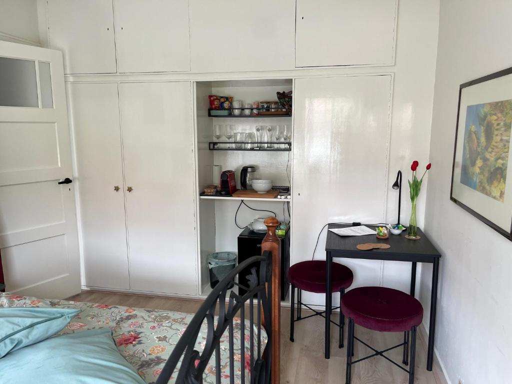 Postel nebo postele na pokoji v ubytování BeBaBops Homestay Utrecht