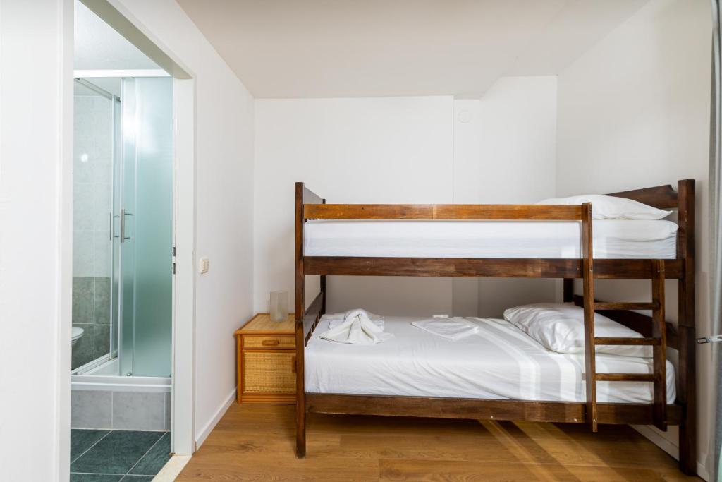 Łóżko lub łóżka w pokoju w obiekcie Hotel Timun
