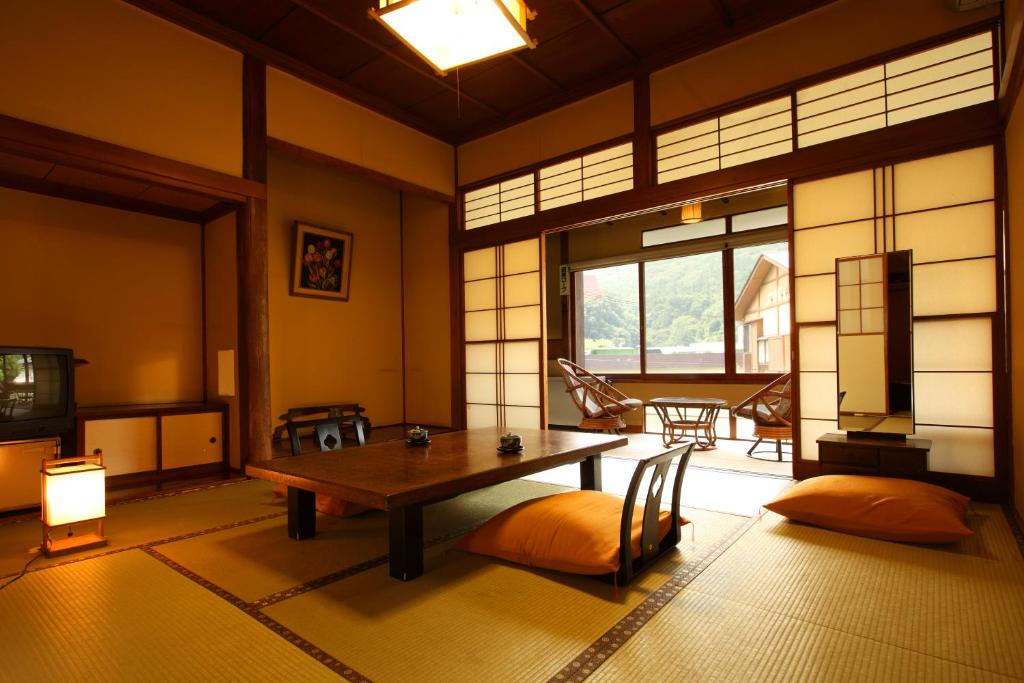 TV a/nebo společenská místnost v ubytování Hakone Onsen Ryokan Yaeikan