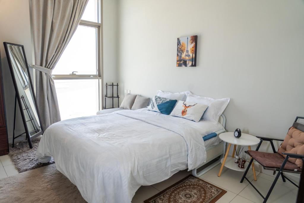 Postel nebo postele na pokoji v ubytování Upscale 2BR apartment with a complete view of the sea on Al Reem Island