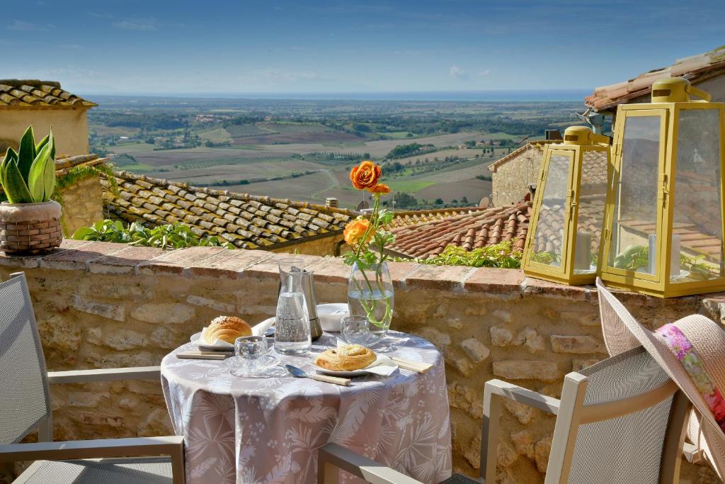 a table with plates of food on top of a wall at Civico 10 in Casale Marittimo