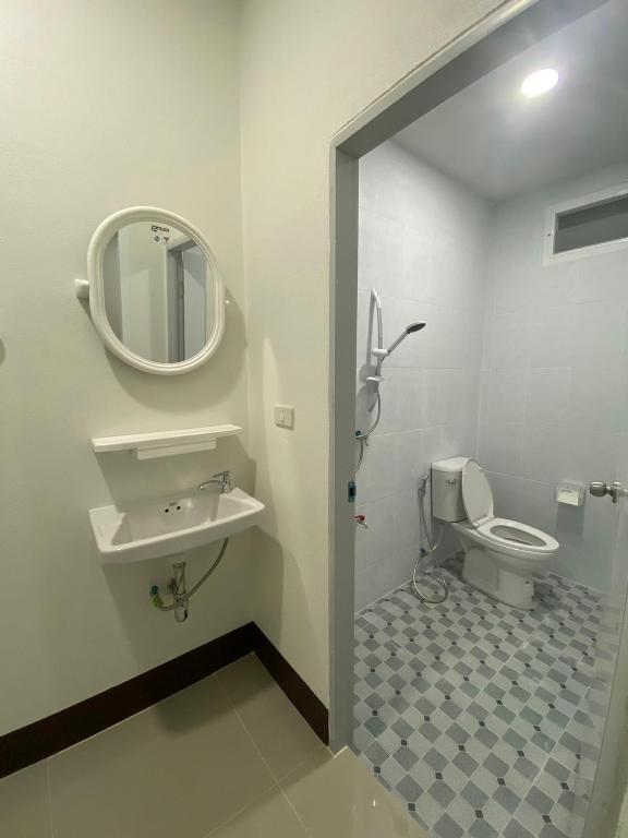 un bagno con lavandino, water e specchio di บ้านอิงขวัญ ร่องขุ่น Baan Ing Kwan, Rongkhun a Chiang Rai