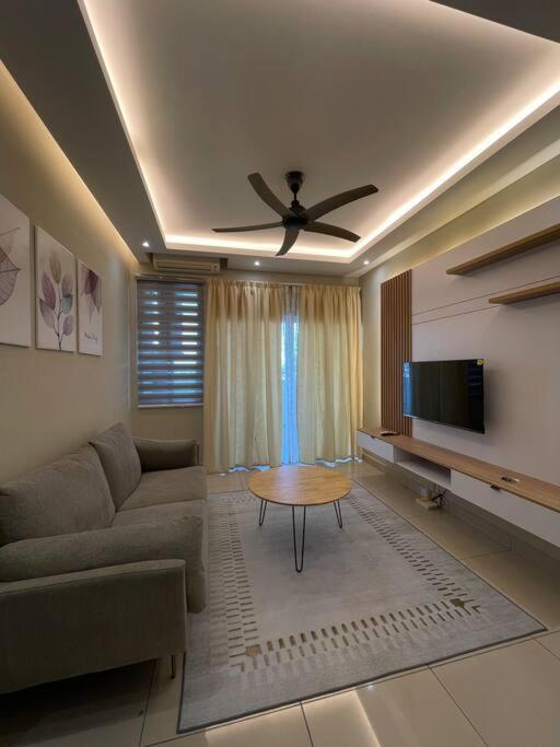 TV a/nebo společenská místnost v ubytování Meridin Bayvue - 3BR - 6 Pax - Near MMHE