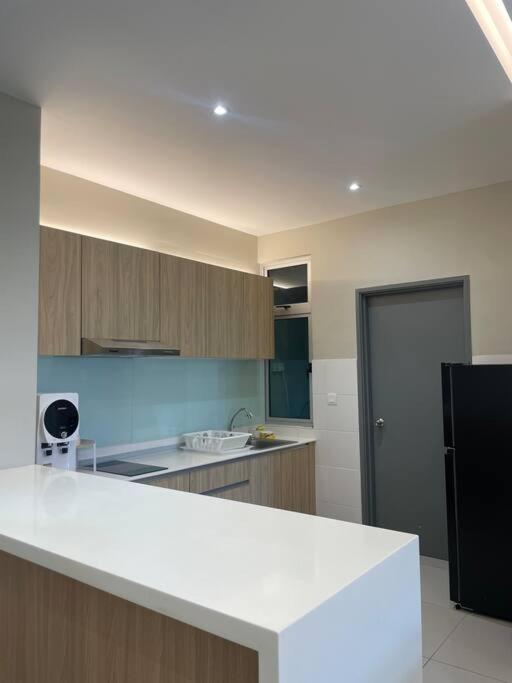 Kuchyň nebo kuchyňský kout v ubytování Meridin Bayvue - 3BR - 6 Pax - Near MMHE