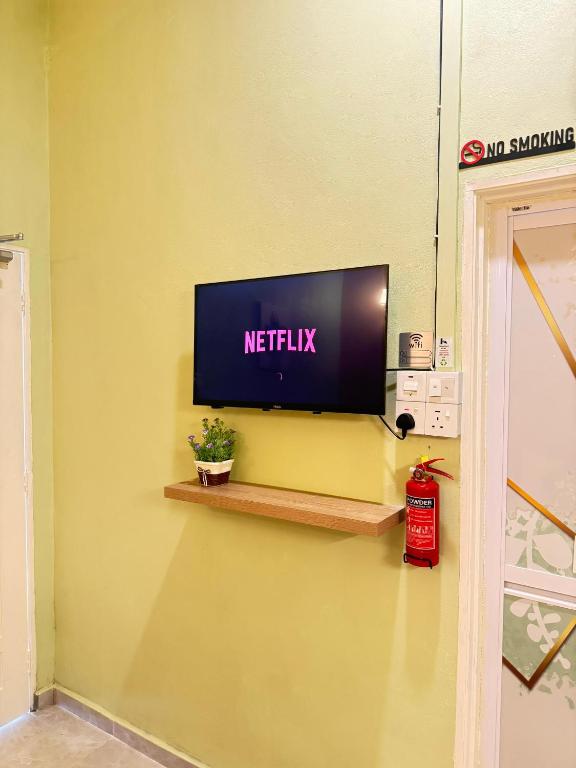 TV a/nebo společenská místnost v ubytování Seri Idaman Room and Studio - MusIim Only