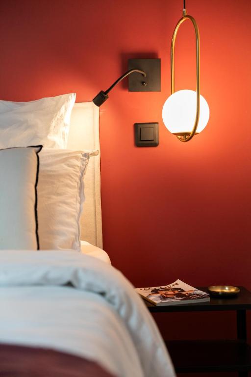 une chambre avec un lit et une lampe sur une table dans l'établissement Toscana - Luxury Duplex Rouen, à Rouen