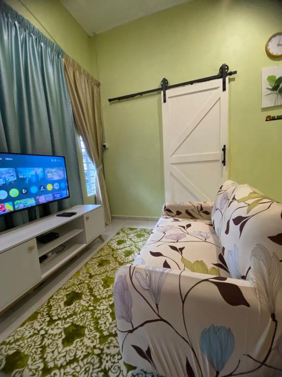 TV a/nebo společenská místnost v ubytování Seri Idaman Room and Studio - MusIim Only