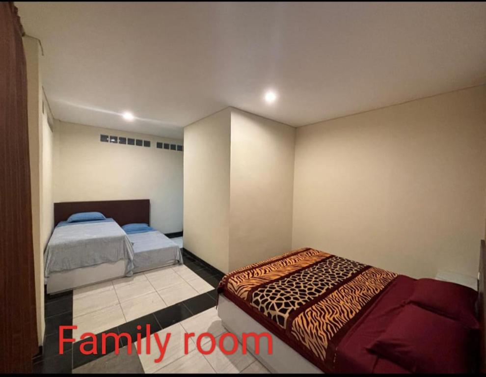 Tempat tidur dalam kamar di Chacha Homestay & Dormitory