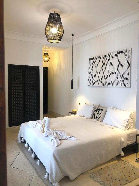 Postel nebo postele na pokoji v ubytování RIAD 48 & SPA