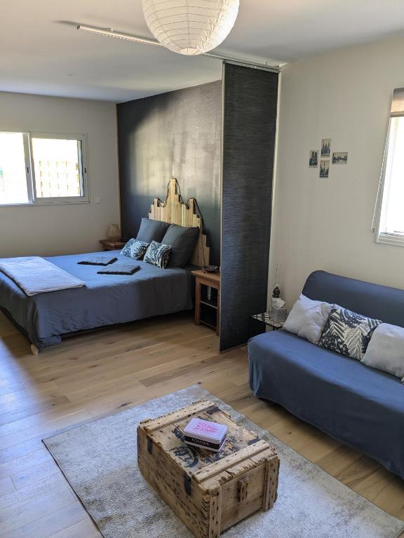 un salon avec deux lits et un canapé dans l'établissement Les Isatis, à Montarnaud