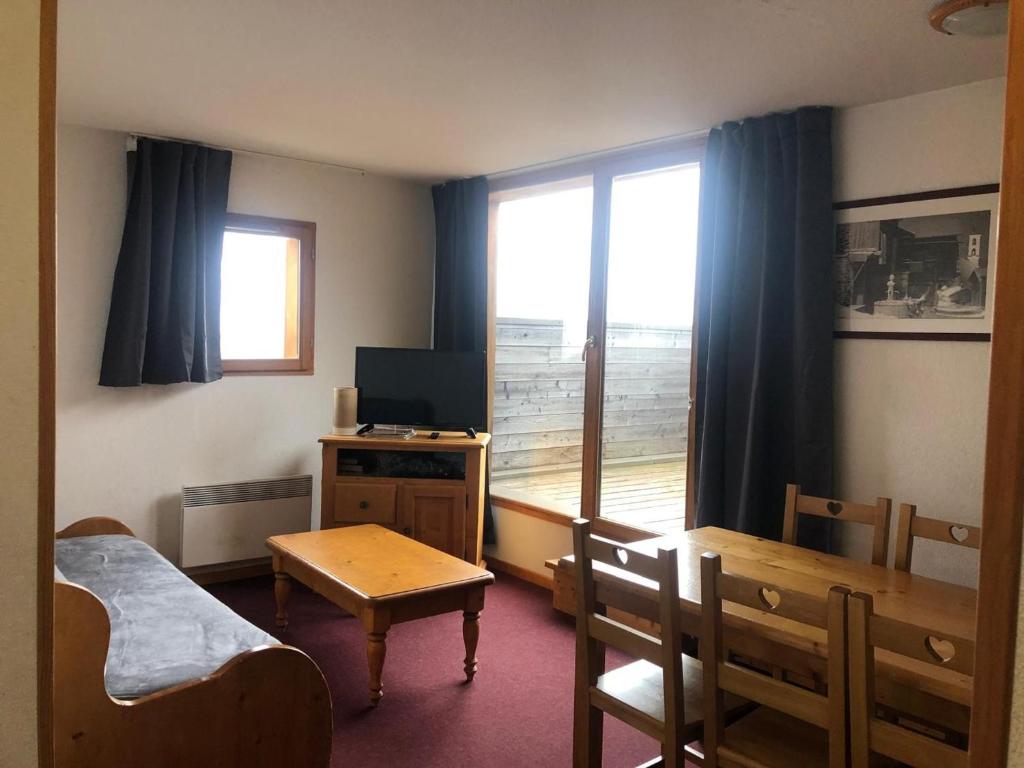une chambre avec un lit, une table et une fenêtre dans l'établissement Appartement 6 pers avec balcon, WIFI, animaux et parking - FR-1-636-55, à Orcières