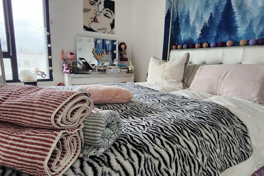 - une chambre avec une couverture zébrée sur un lit dans l'établissement Nid zen, décoré, avec ascenseur, élégant & calme, à Annecy