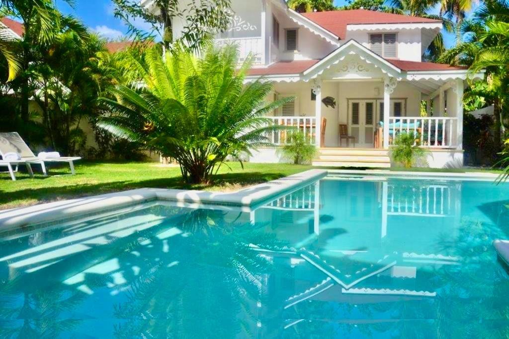 Πισίνα στο ή κοντά στο Tropical Villa 4Bedroom 3Baths and Pool Near Beach