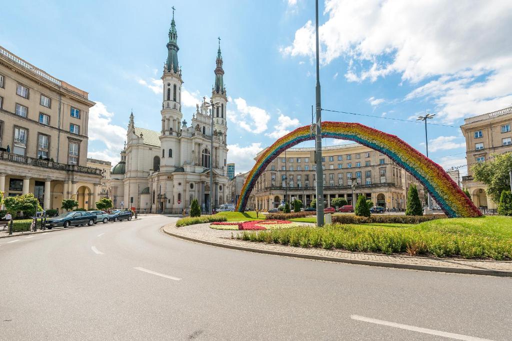 un arco in mezzo a una strada di fronte a un edificio di P&O Apartments Plac Zbawiciela a Varsavia