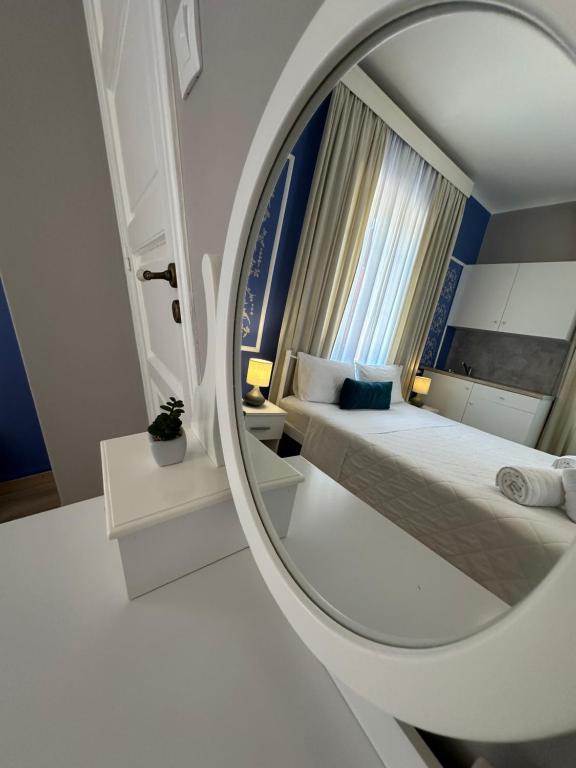 Postel nebo postele na pokoji v ubytování IRIS Garden Rooms