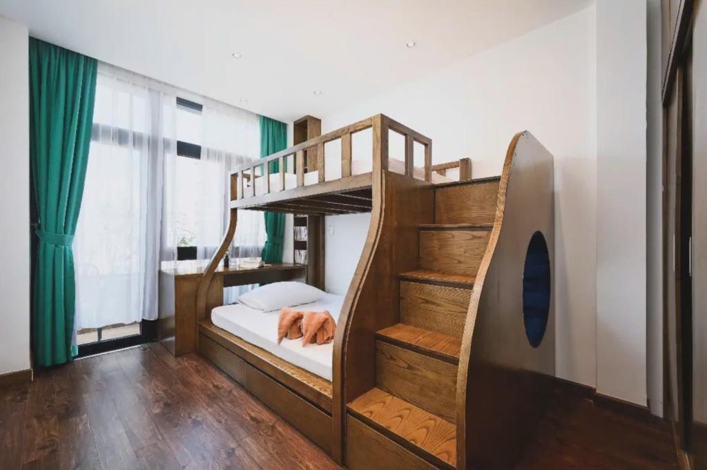 Two-Bedroom Family Suite, Bathtub, Kitchen and Balcony with Street & City View