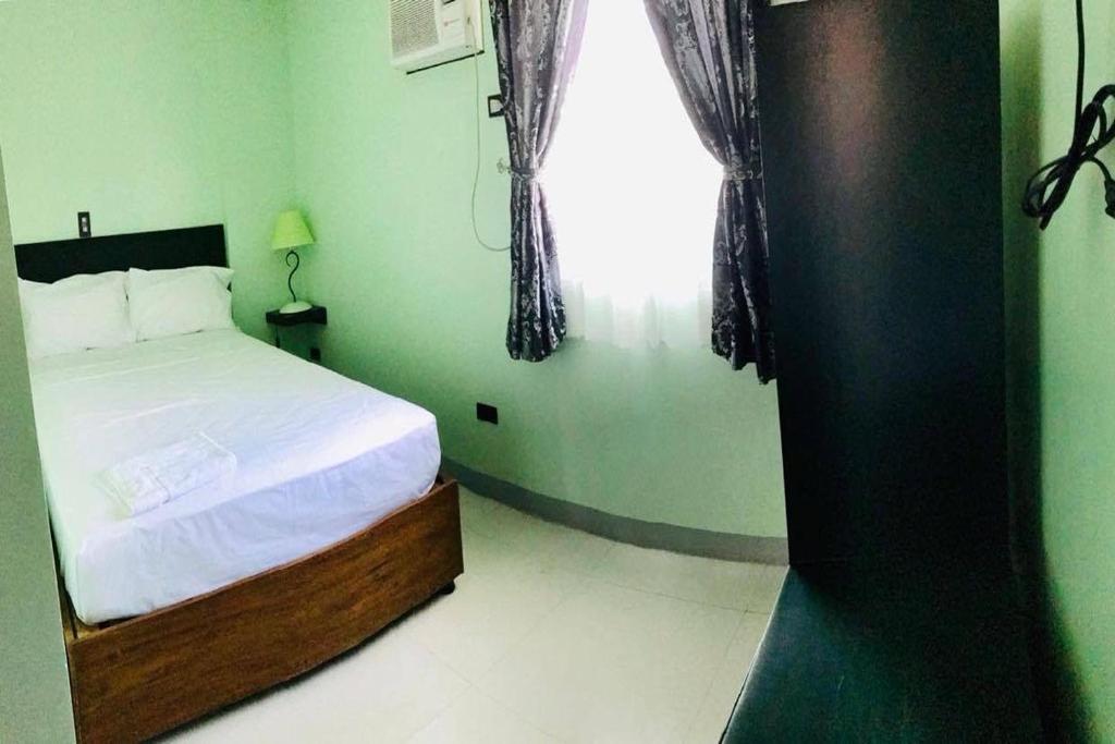 Postel nebo postele na pokoji v ubytování Belltower CSheLi Suites Bantay - Vigan