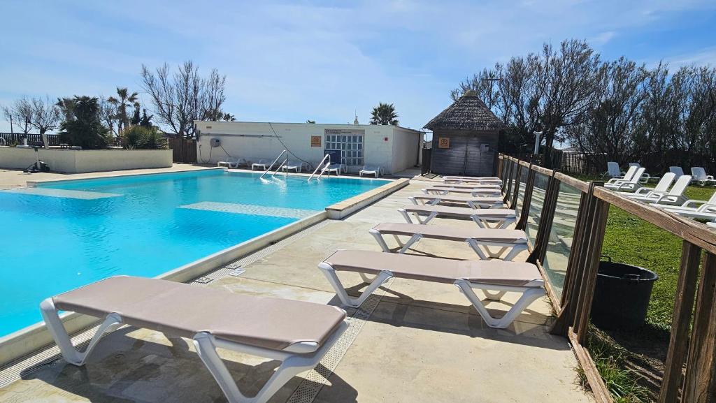 Bazén v ubytování Mobile-home les pieds dans l'eau nebo v jeho okolí