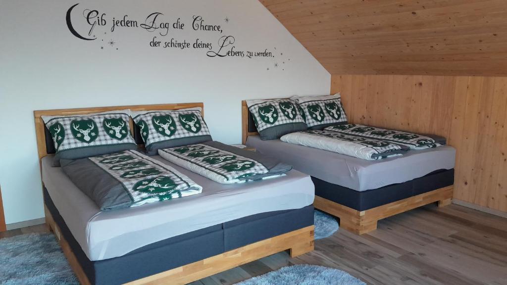 Postel nebo postele na pokoji v ubytování Almferienhaus Russmann