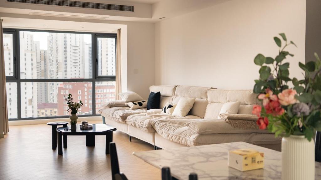 a living room with a couch and a table at Eastern Hub - Bund Branch Quality Renovated Luxury 3Bedroom, Spacious Living Room Fully Equipped Haiyue Garden in Shanghai