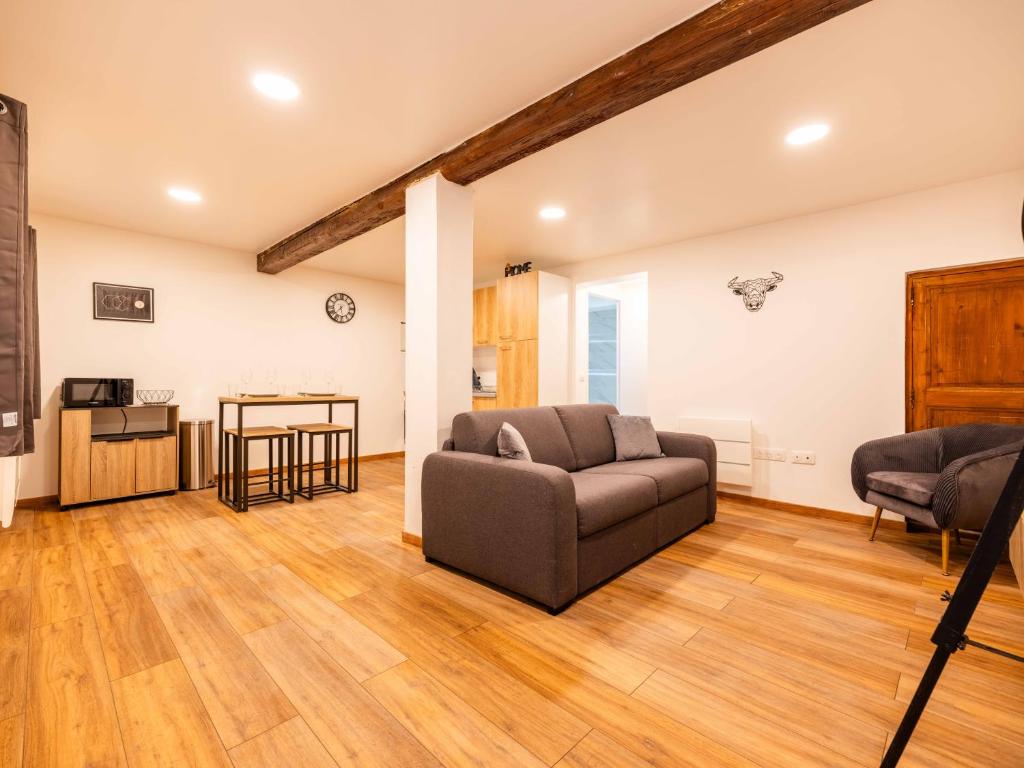 un salon avec un canapé et une table dans l'établissement Magnifique Studio Arles, à Arles