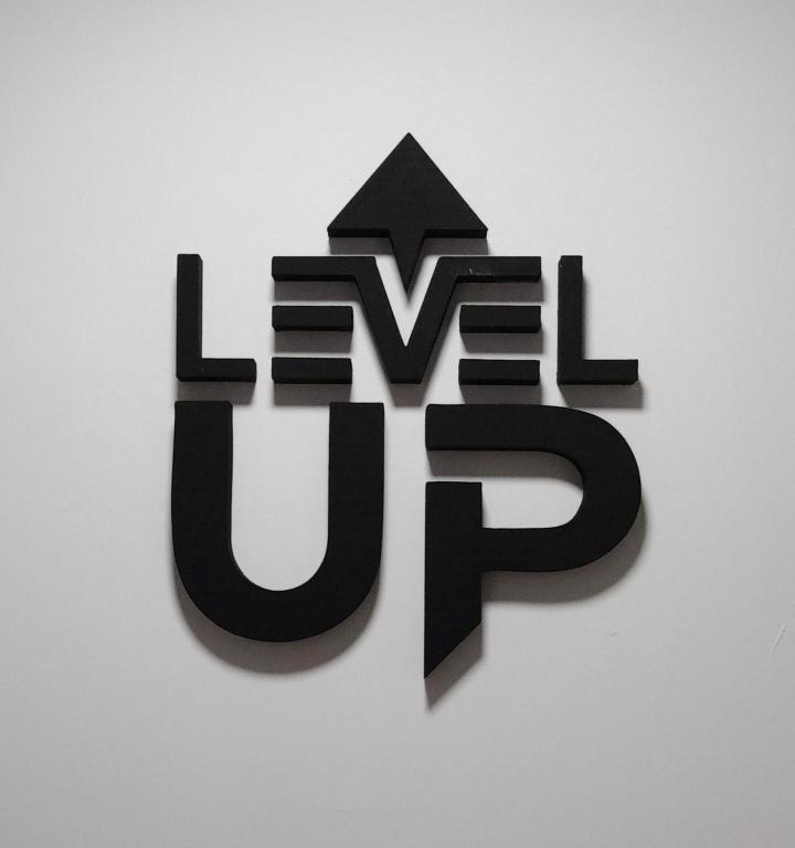 a sign with the word keep up on a wall at LevelUP in Đakovo
