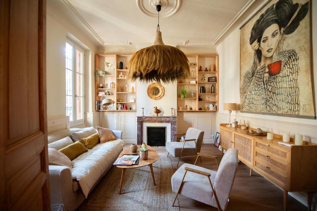 un salon avec un canapé et une cheminée dans l'établissement La Maison Clémenceau, à Salon-de-Provence