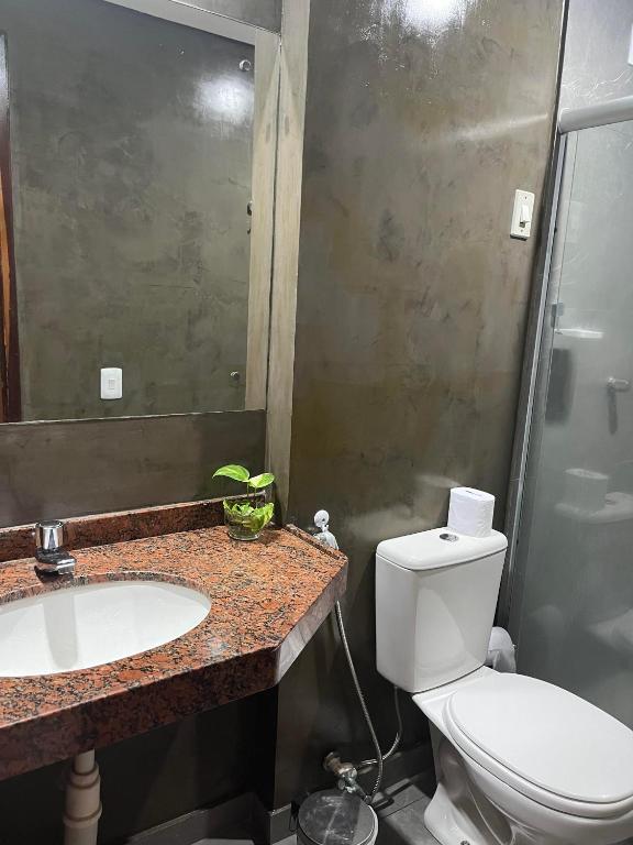 Um banheiro em Maria Leuça Teixeira Duarte - AYAMBRA RESIDENCIAL HOTEL Avenida Vinte e Cinco de Dezembro, 525 Praia do Meio Natal RN