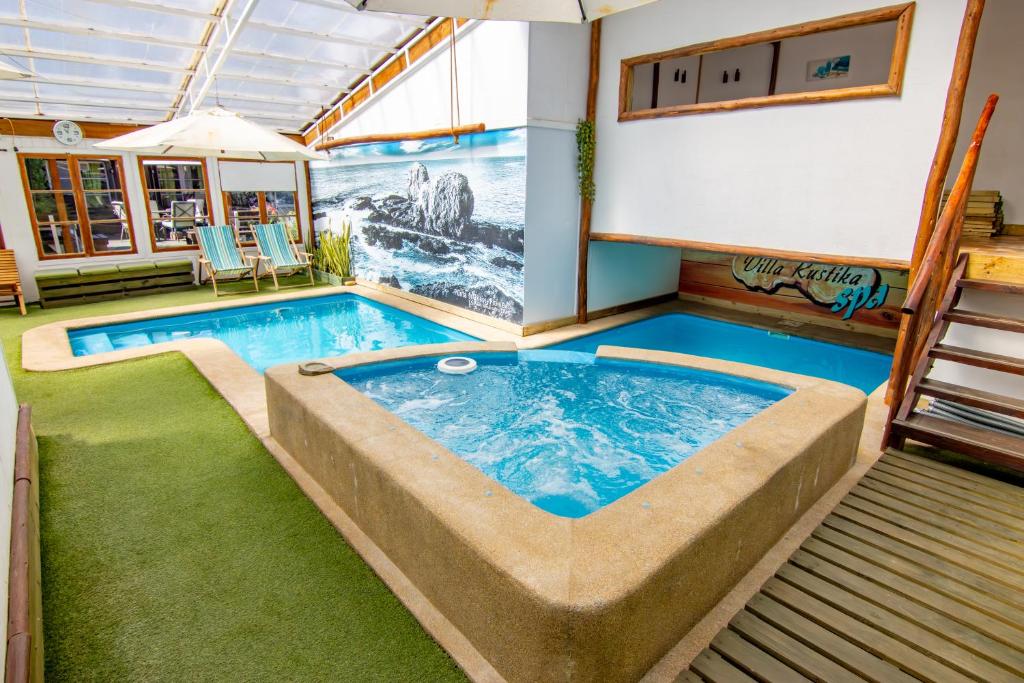 Bazén v ubytování Rustika Pichilemu Apart Hotel Piscina Temperada Hidromasaje nebo v jeho okolí