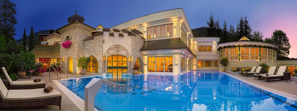 Bazén v ubytovaní Salzburgerhof, das 5-Sterne Hotel von Zell am See alebo v jeho blízkosti