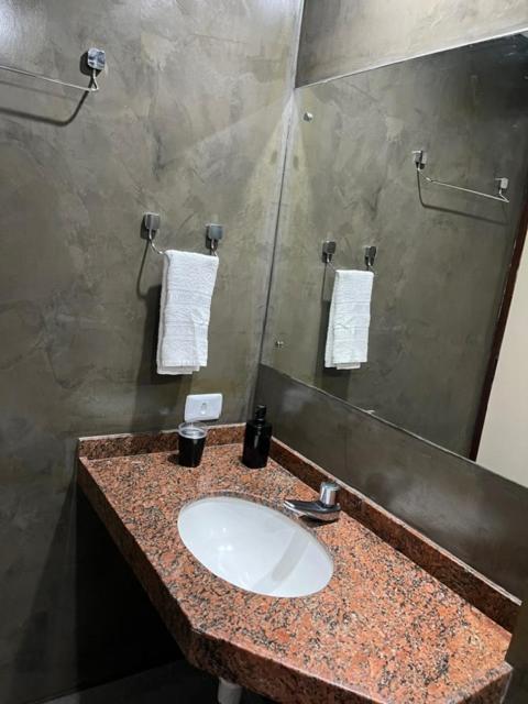 Um banheiro em Maria Leuça Teixeira Duarte - AYAMBRA RESIDENCIAL HOTEL Avenida Vinte e Cinco de Dezembro, 525 Praia do Meio Natal RN