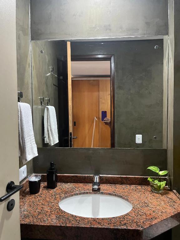 Um banheiro em Maria Leuça Teixeira Duarte - AYAMBRA RESIDENCIAL HOTEL Avenida Vinte e Cinco de Dezembro, 525 Praia do Meio Natal RN