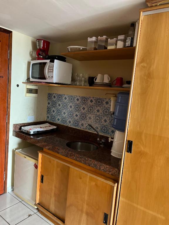 A cozinha ou cozinha compacta de Maria Leuça Teixeira Duarte - AYAMBRA RESIDENCIAL HOTEL Avenida Vinte e Cinco de Dezembro, 525 Praia do Meio Natal RN