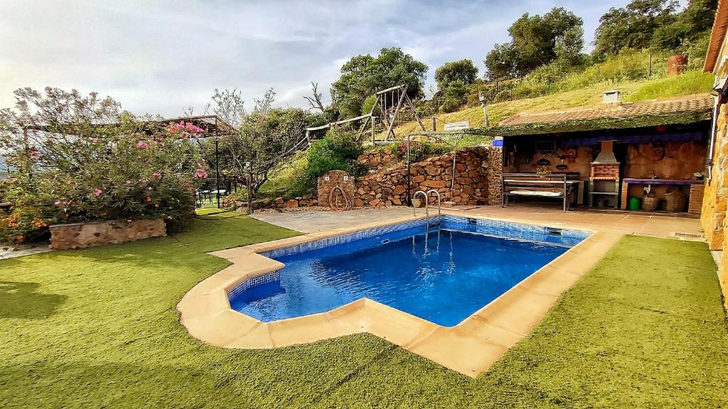 ein Schwimmbad in einem Hof neben einem Haus in der Unterkunft Villa 15 by Villamya in El Gastor