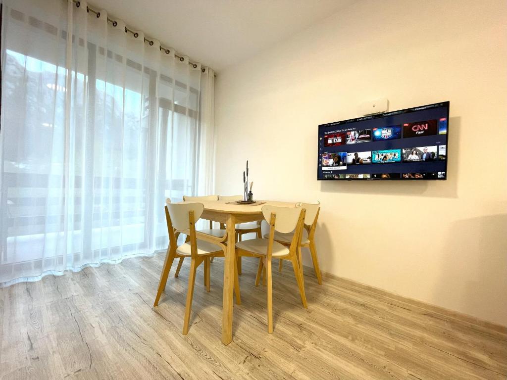 Μια τηλεόραση ή/και κέντρο ψυχαγωγίας στο Riverside Lindas Apartment close to Kalinderu