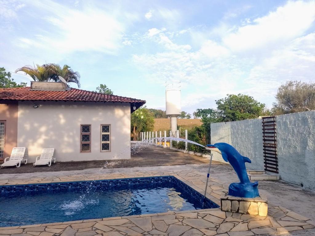 La alberca dentro o cerca de chácara Gato de Botas