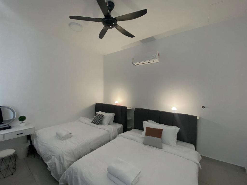 Postel nebo postele na pokoji v ubytování Bukit Indah - Room with Private Bathroom 1-4Pax