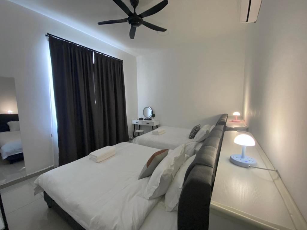 Postel nebo postele na pokoji v ubytování Bukit Indah - Room with Private Bathroom 1-4Pax