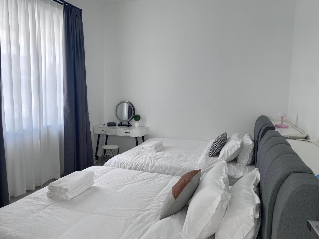 Postel nebo postele na pokoji v ubytování Bukit Indah - Room with Private Bathroom 1-4Pax