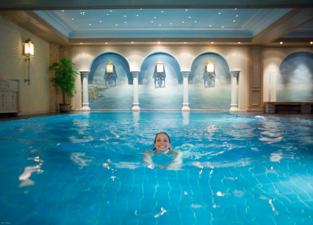 Bazén v ubytovaní Salzburgerhof, das 5-Sterne Hotel von Zell am See alebo v jeho blízkosti
