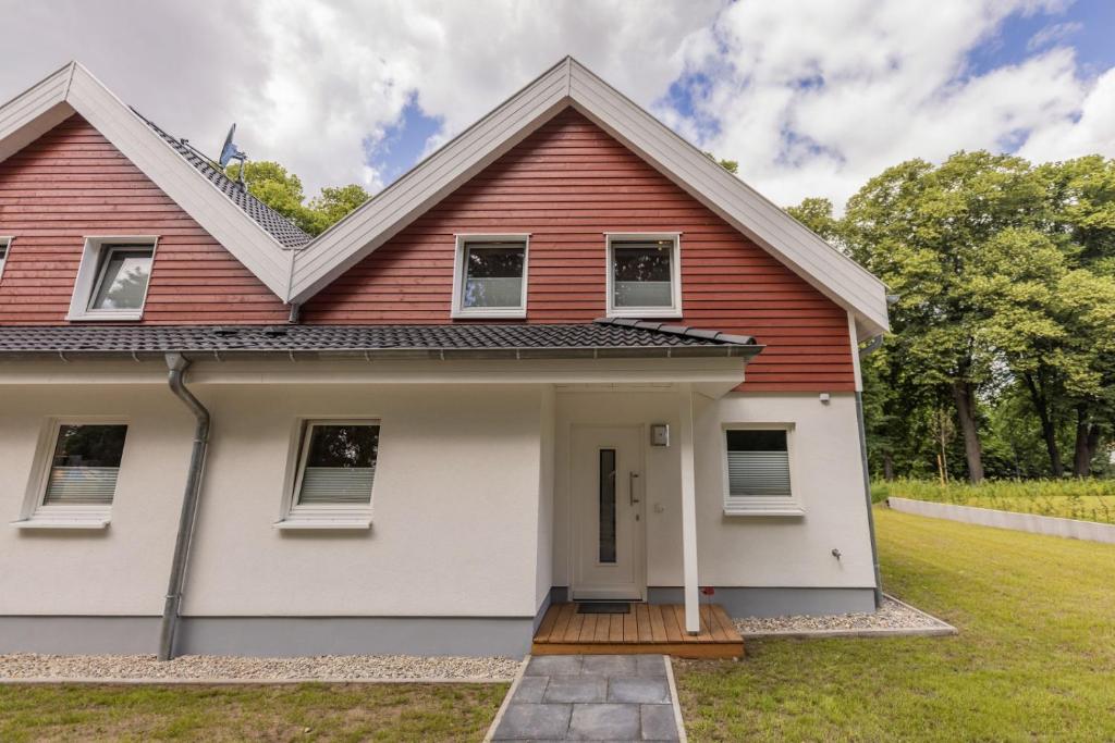 a home with a red and white house at Lee - Nordhorn in Nordhorn