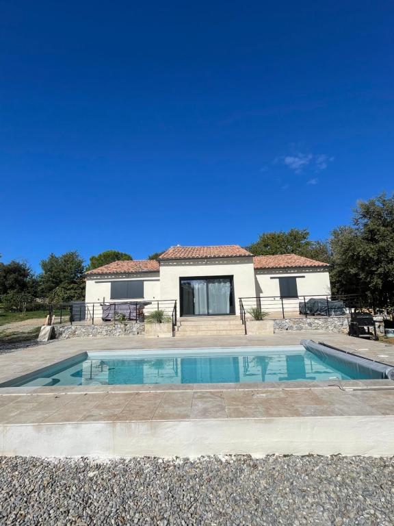une piscine devant une maison dans l'établissement vacances Provence, à La Verdière