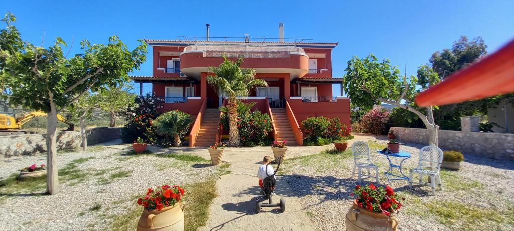 een huis waar een man voor staat bij Ktima Develekou in Pigádhia