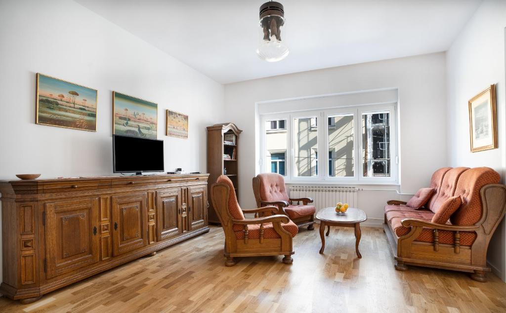 Flexible SelfCheckIns Zagreb 283 - 2 Bedroom Apartment - Loggia - City Centre - Keybox Entry