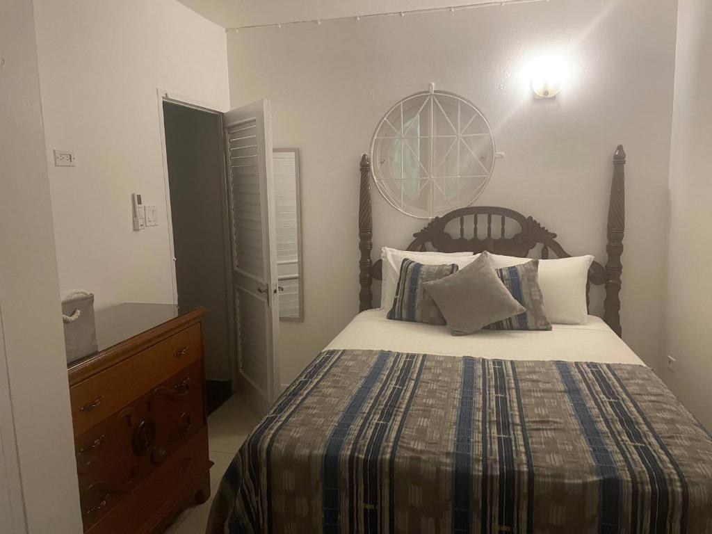Postel nebo postele na pokoji v ubytování OceanBreeze Jamaica Penthouse, 7-Minute Walk to Beach