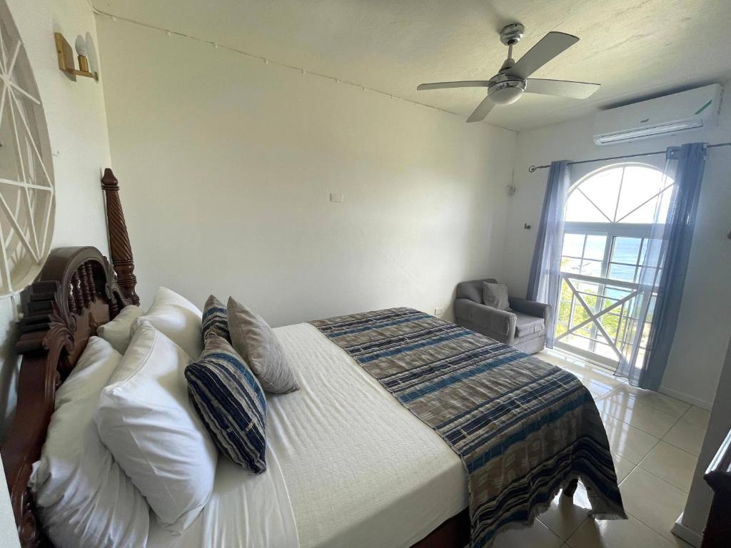 Postel nebo postele na pokoji v ubytování OceanBreeze Jamaica Penthouse, 7-Minute Walk to Beach