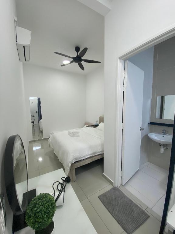 Postel nebo postele na pokoji v ubytování Bukit Indah - Room with Private Bathroom 1-3pax