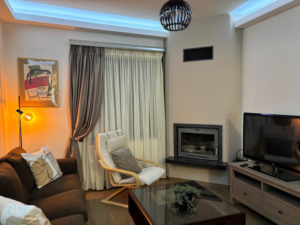 a living room with a couch and a tv at Fani's Home No 14 in Tríkala