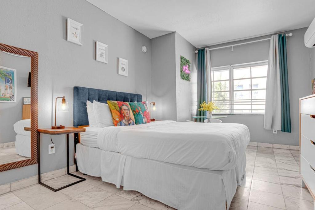 En eller flere senge i et værelse på Frida Kahlo Studio South Beach Hideaway for Two